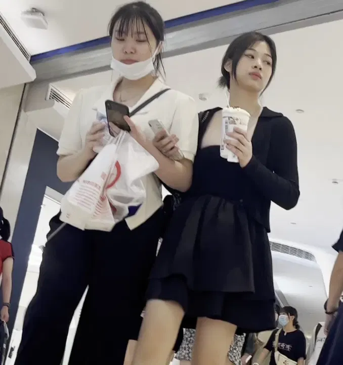 TQTQ-358 偷拍抄底姐妹花